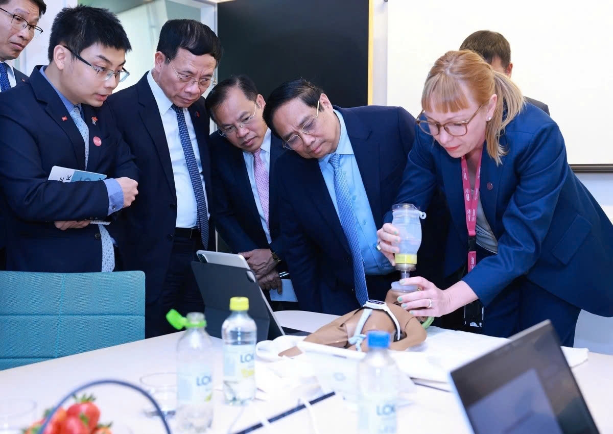PM Pham Minh Chinh visits Karolinska Institute in Stockholm